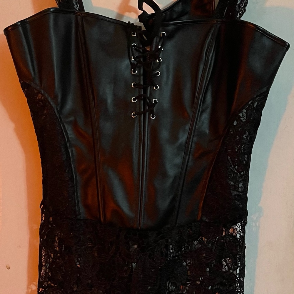New Leather and Lace Corset Zipper 5X, fits like a 2X